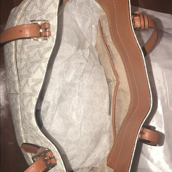 Michael Kors Purse - Picture 4 of 7